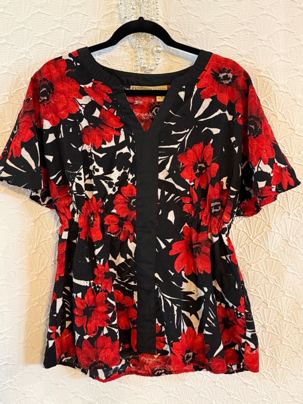 PRICE ⬇️ PTP: 20-22” L: 27” Art And Soul Red and Black Floral V-Neck Blouse